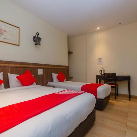 Super Oyo 596 The Vintage Hotel Τζόχορ Μπάχρου Εξωτερικό φωτογραφία