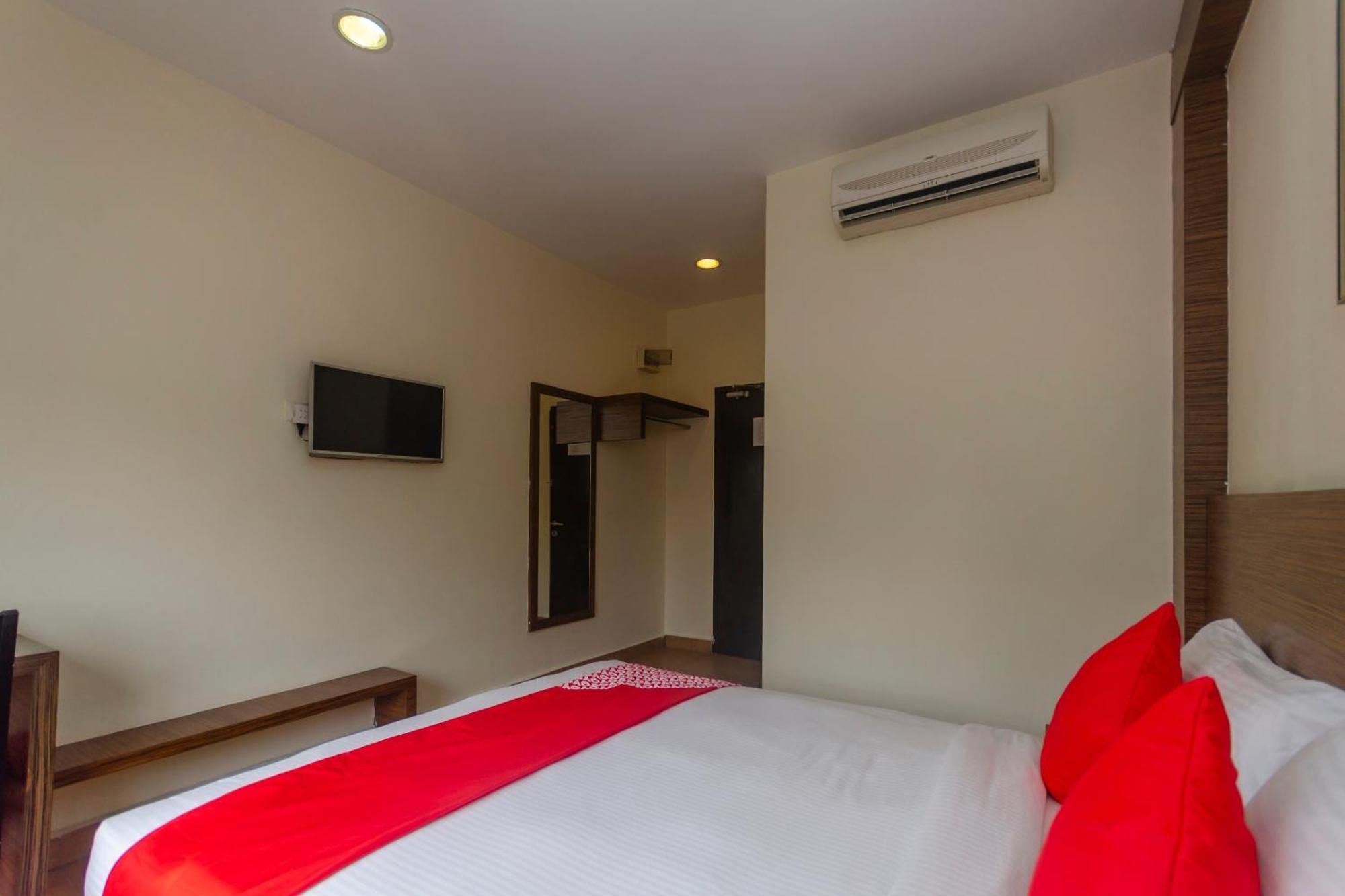 Super Oyo 596 The Vintage Hotel Τζόχορ Μπάχρου Εξωτερικό φωτογραφία