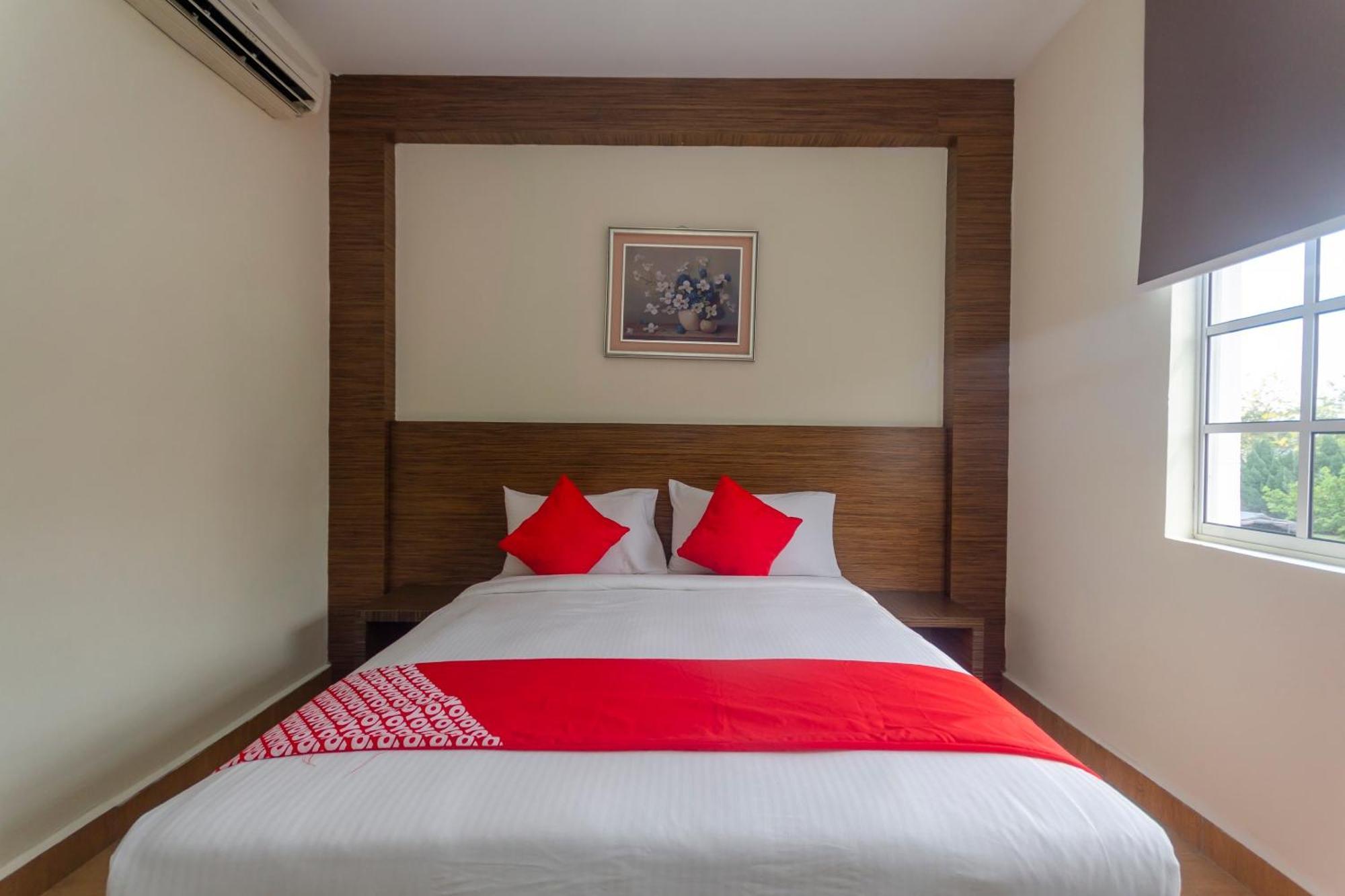 Super Oyo 596 The Vintage Hotel Τζόχορ Μπάχρου Εξωτερικό φωτογραφία