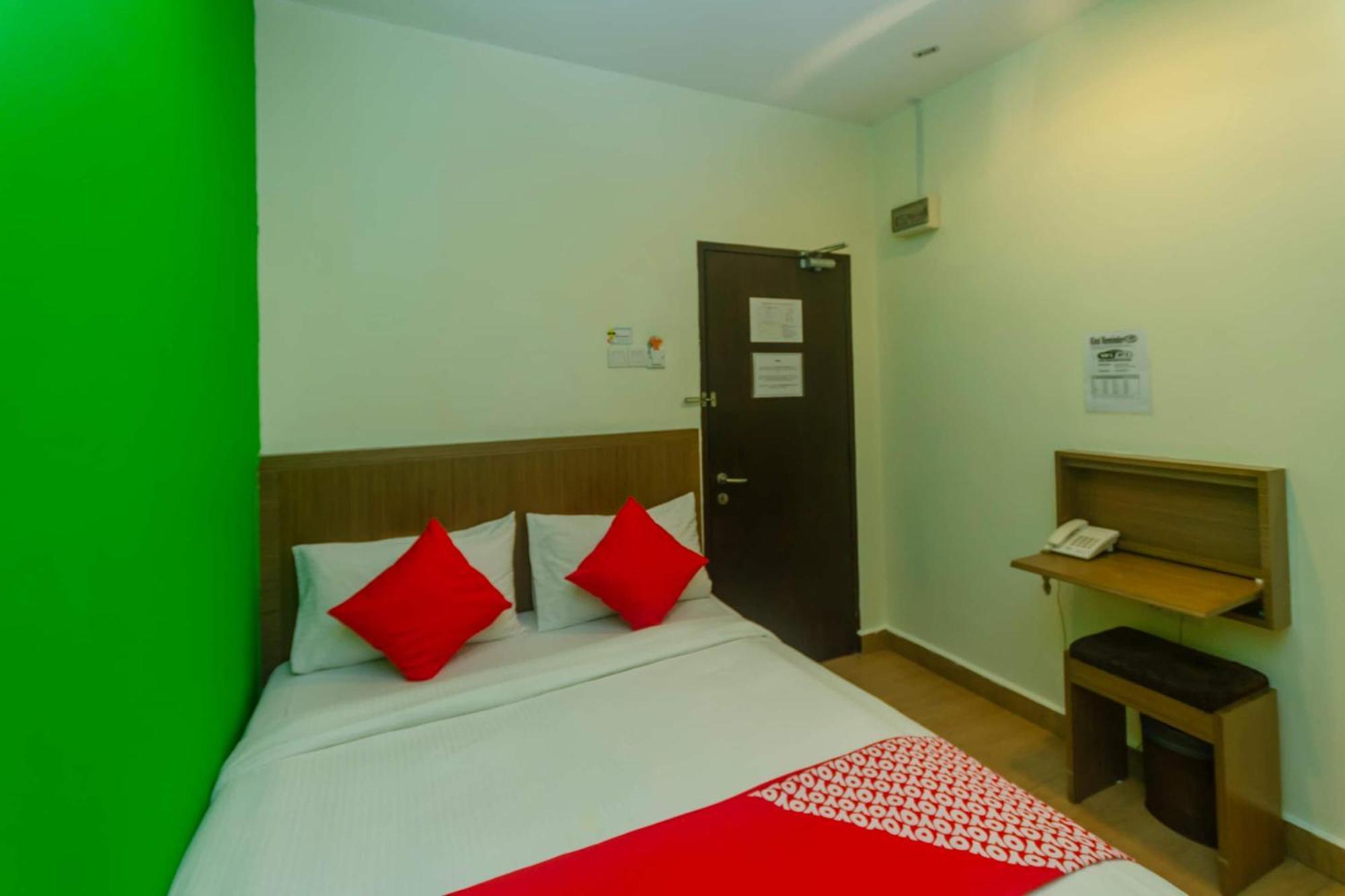 Super Oyo 596 The Vintage Hotel Τζόχορ Μπάχρου Εξωτερικό φωτογραφία