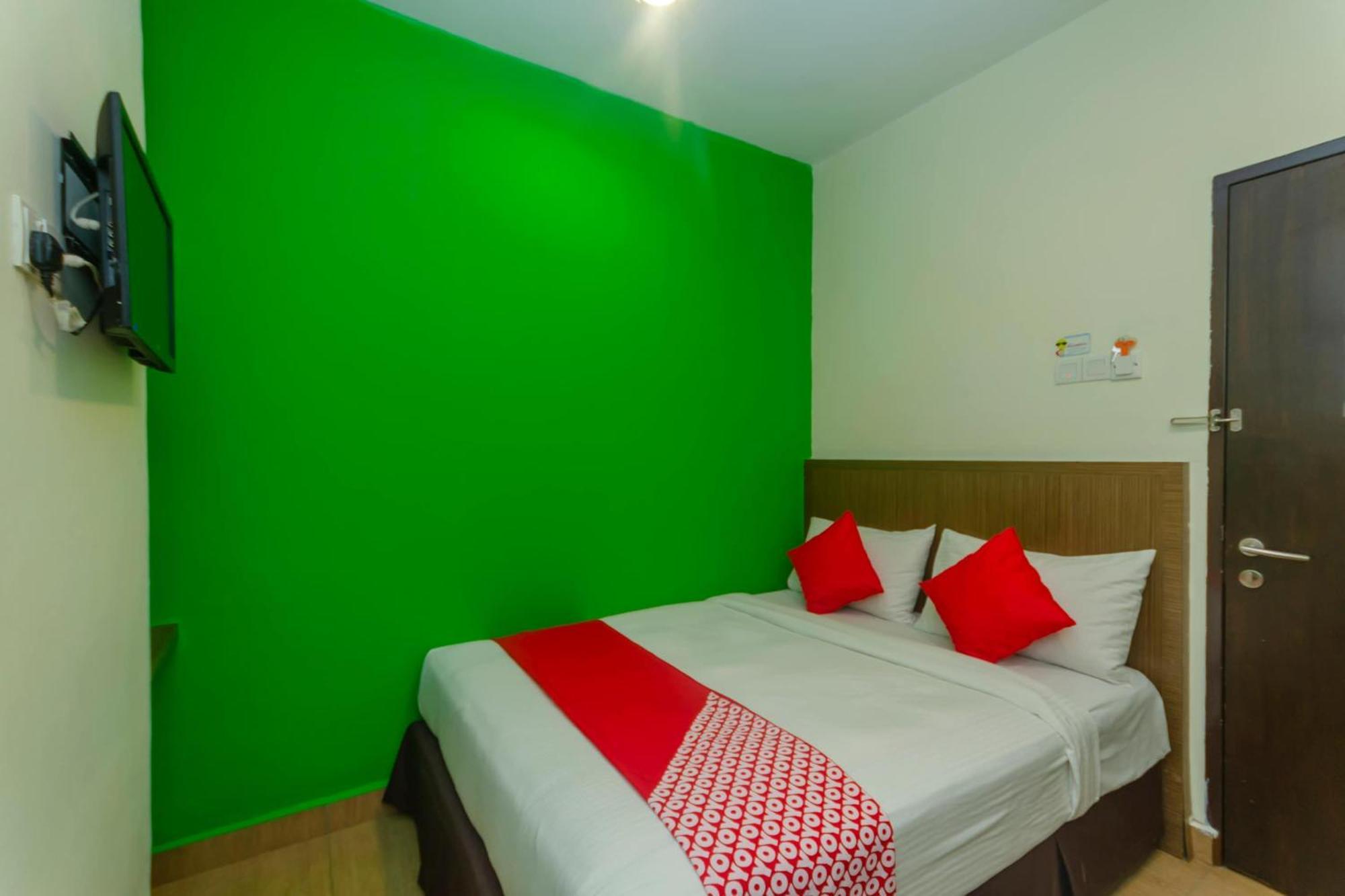 Super Oyo 596 The Vintage Hotel Τζόχορ Μπάχρου Εξωτερικό φωτογραφία