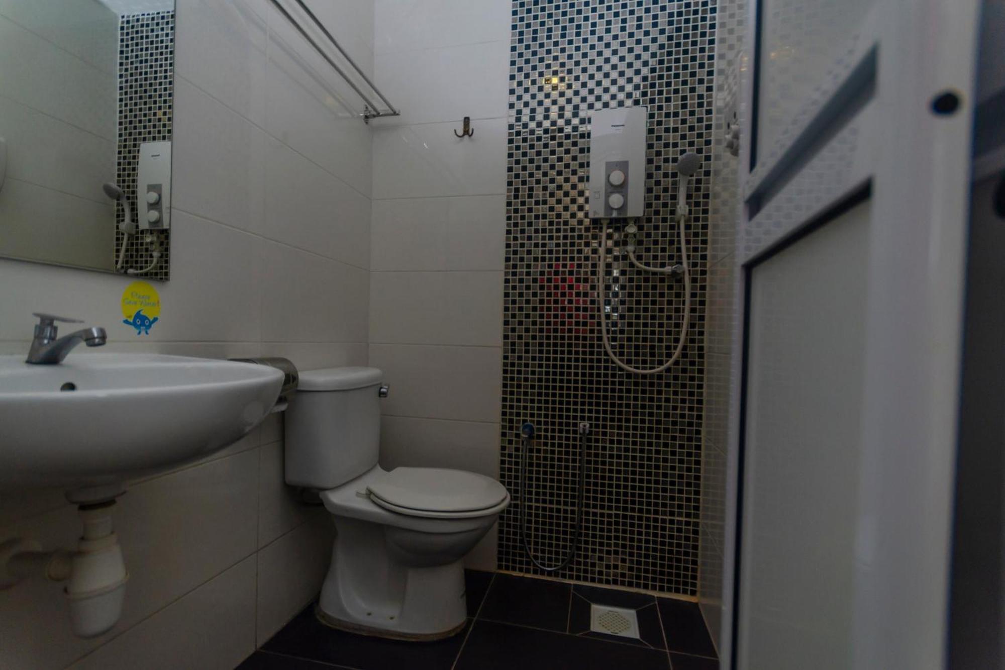 Super Oyo 596 The Vintage Hotel Τζόχορ Μπάχρου Εξωτερικό φωτογραφία