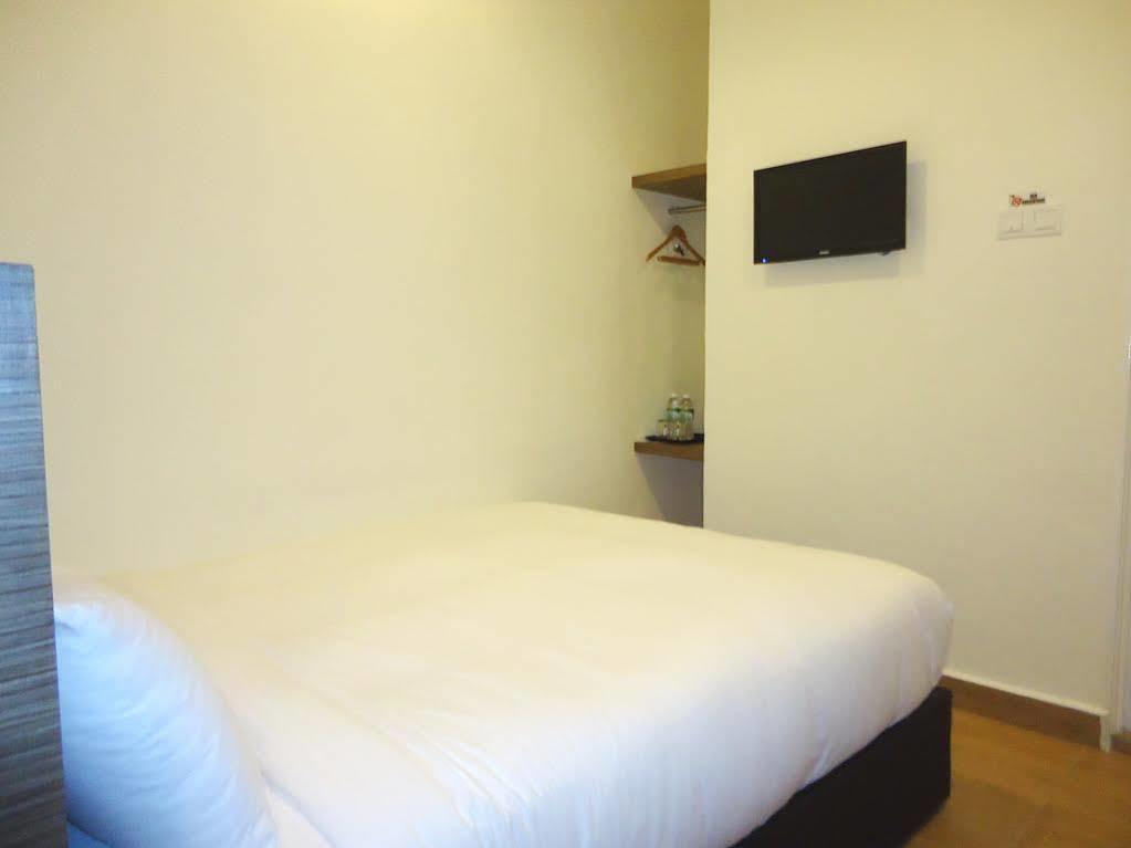 Super Oyo 596 The Vintage Hotel Τζόχορ Μπάχρου Εξωτερικό φωτογραφία